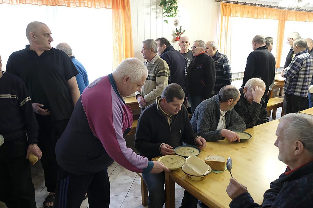 O czternastej dyżurni w jadalni wydają obiad.<br/>fot.Jacek Szwic