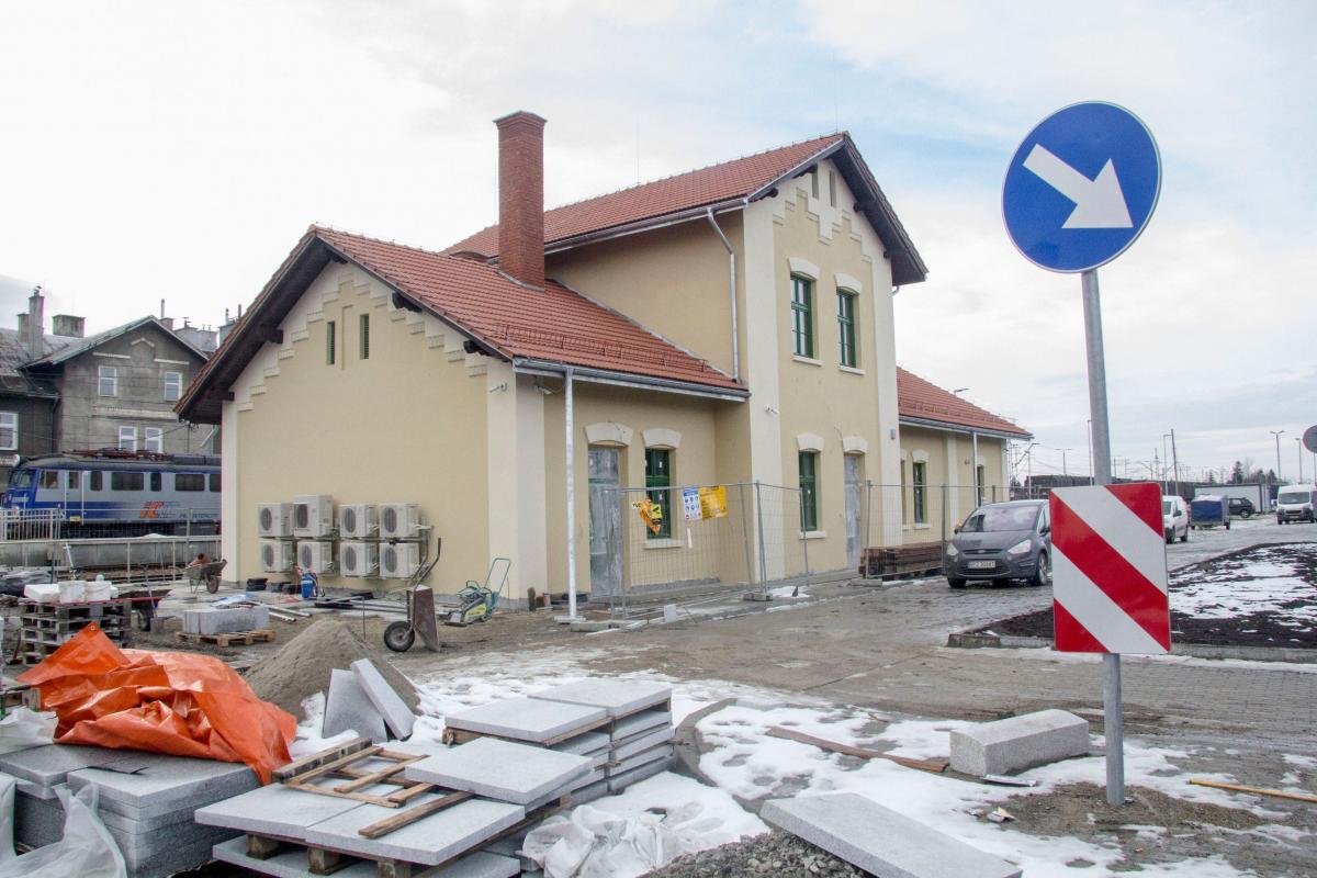 Budynek dworca wygląda coraz lepiej – teraz trzeba wypracować pomysł na zagospodarowanie części jego wnętrz<br/>fot.Bartłomiej Pacek