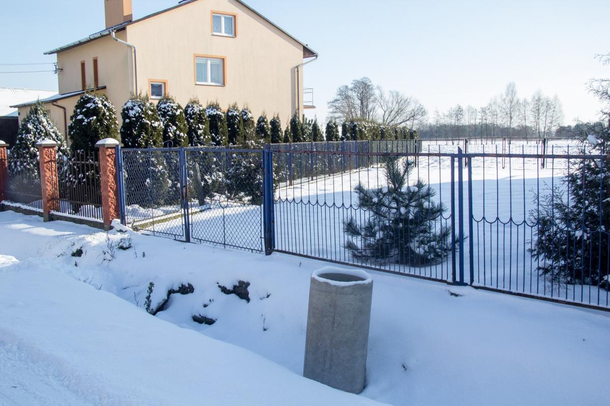 Wobec takiego a nie innego obrotu rzeczy mieszkaniec Grzęski zaczął rozbierać przepust na własną rękę, ale te prace także przerwali urzędnicy.<br/>fot.Bartłomiej Pacek