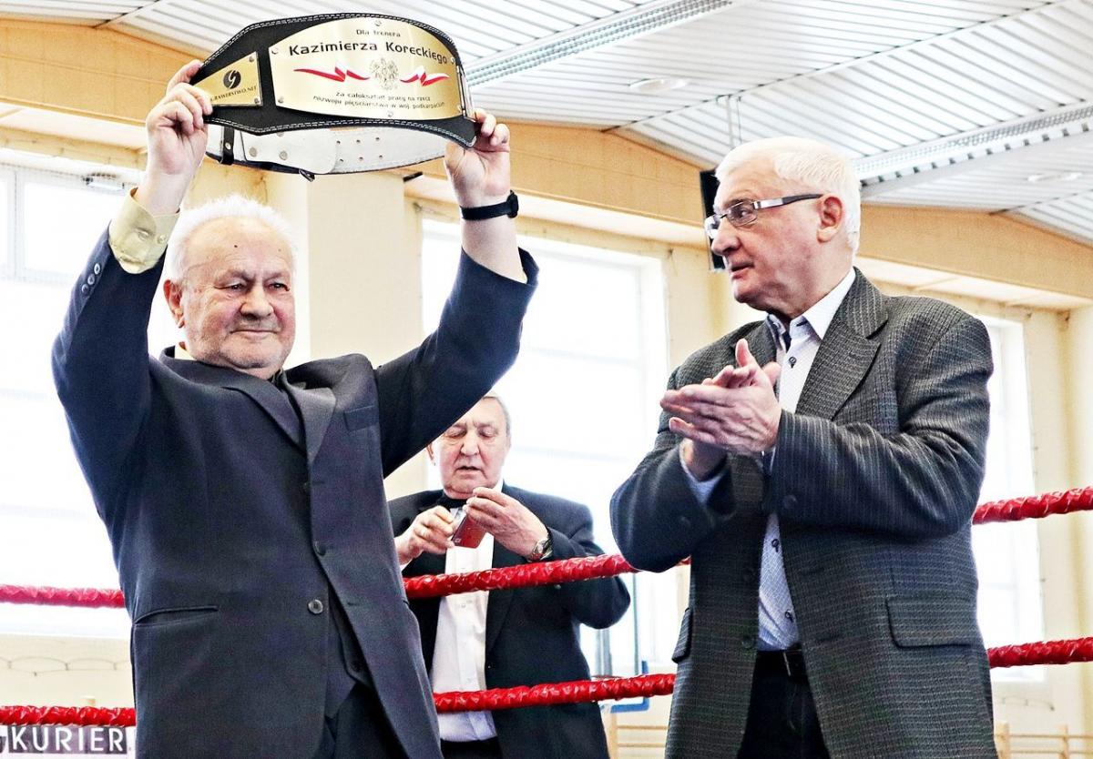 Kazimierz Korecki (z lewej) najbardziej w swojej bokserskiej karierze ceni wygraną z mistrzem olimpijskim Józefem Grudniem.<br/>fot.Kamil Krukiewicz