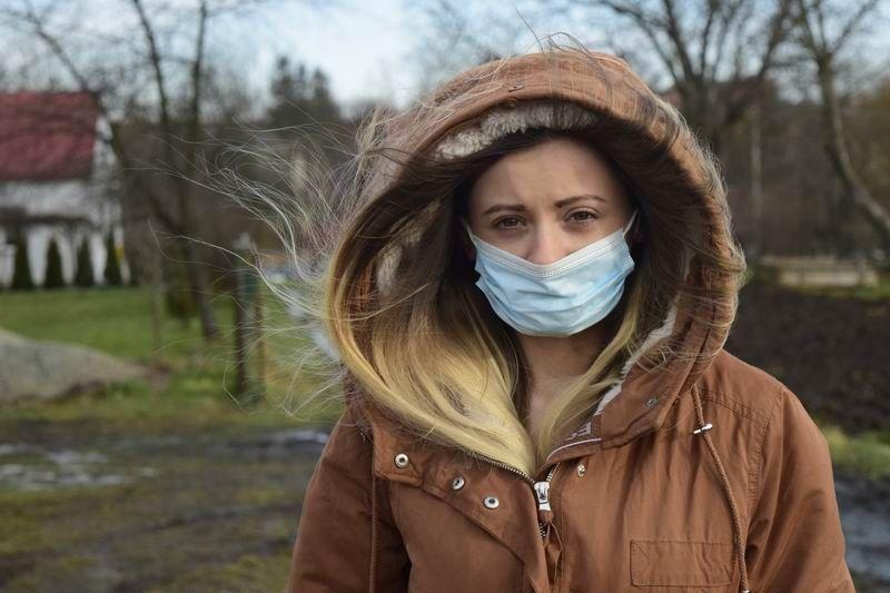 - Nie proszę zresztą o wiele. Nie żądam asfaltowego dywanika. Wystarczyłoby, by wysłali koparkę i wyrównali tę drogę, a potem utwardzili ją – mówi pani Klaudia. <br/>fot.Artur Wilgucki
