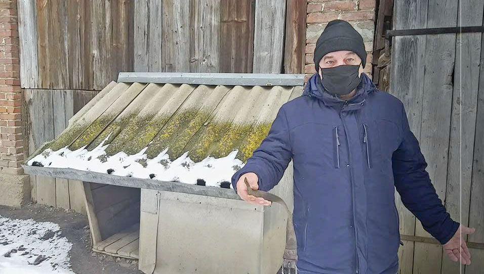 – Po Samiku została tylko obroża – pokazuje postrzępiony fragment skórzanej obroży Robert Zabawski, mieszkaniec podprzemyskiego Stanisławczyka. <br/>fot.Artur Wilgucki