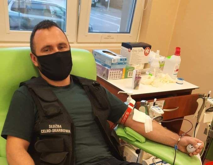 W czasie epidemii COVID-19 dar krwi jest wyjątkowo ważny. Wiedzą o tym doskonale funkcjonariusze i pracownicy Krajowej Administracji Skarbowej z Podkarpacia.<br/>fot.archiwum KAS