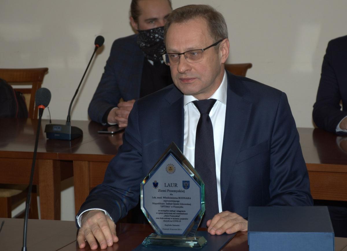 Największe zainteresowanie zebranych i przybyłych mediów wzbudził niewątpliwie laureat głównego wyróżnienia – pediatra i pulmonolog lek. Włodzimierz Bodnar z Niepublicznego Zakładu Opieki Zdrowotnej Optima w Przemyślu, uhonorowany przez kapitułę statuetki Laur Terra Premisliensis za „szczególne zasł