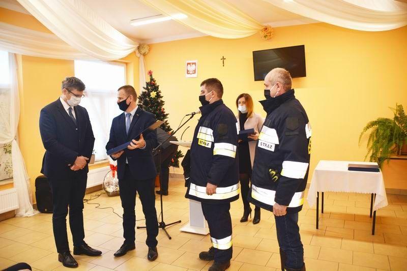 Uroczyste odebranie kluczyków do nowego pojazdu z rąk wiceministra sprawiedliwości Marcina Warchoła odbyło się w ostatnim tygodniu starego roku. Opóźnienie w organizacji uroczystego wydarzenia wynikło z trwającej epidemii. <br/>fot.UG Stary Dzików 