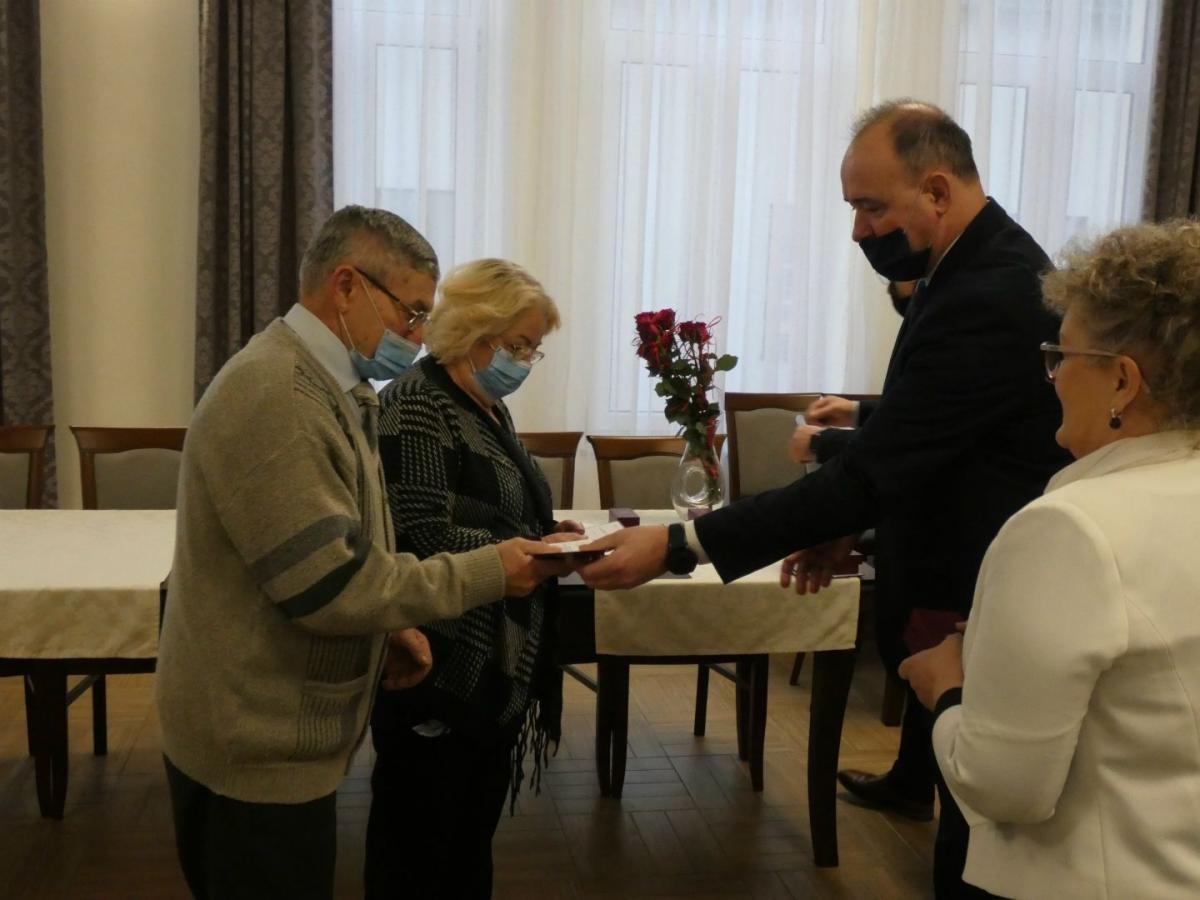 Małżonkowie otrzymali drobne upominki oraz kwiaty.<br/>fot.UG Orły