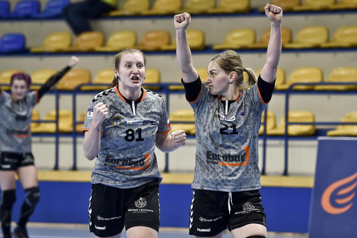 Radość jarosławskich piłkarek ręcznych (V. Nestsiaruk z prawej i K. Kozimur) po kolejnej udanej akcji w Chorzowie.<br/>fot.PGNiG Superliga Piłki Ręcznej Kobiet