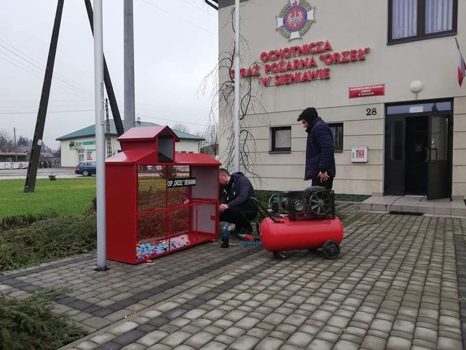 Druhowie z OSP KSRG Sieniawa własnoręcznie zbudowali domki na plastikowe nakrętki. Zatyczki trafiać będą do potrzebujących dzieci z miasta i gminy Sieniawa.<br/>fot.Jakub Ceglak
