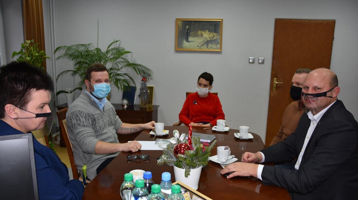 Informację o sukcesie starań gminy Przeworsk przekazał na noworocznym spotkaniu z wójtem Danielem Krawcem prezes Fundacji Imienia Braci Sołuńskich – Cyryla i Metodego Marek Pankiewicz.  <br/>fot.UG Przeworsk