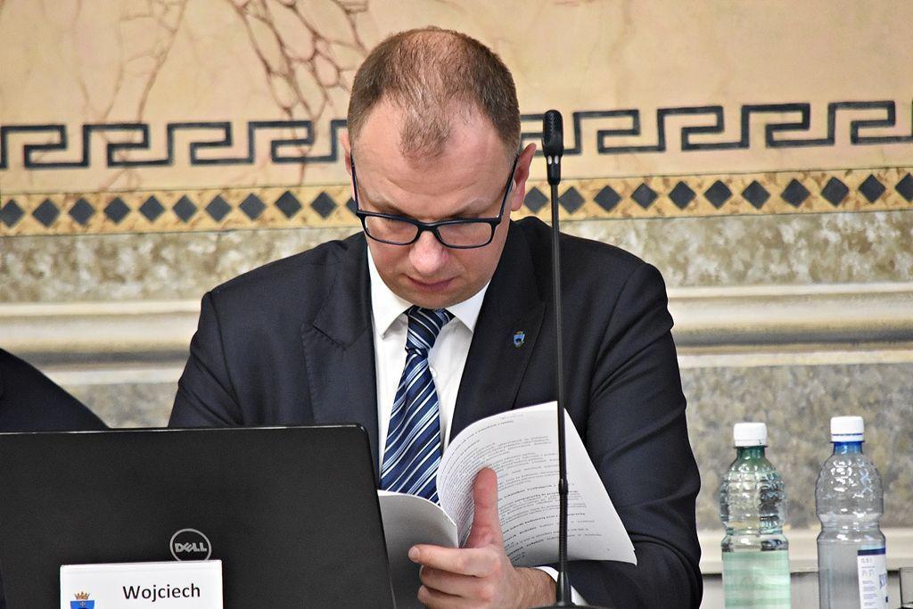 – Obecnie mamy wprowadzony szereg zmian w uchwale budżetowej – poprawek, które dotyczą konkretnych inwestycji. Nie wiemy jednak w oparciu o co powstały, bowiem nie dołączono do nich żadnych planów czy kosztorysów – twierdzi prezydent miasta Wojciech Bakun.<br/>fot.Paweł Bugira