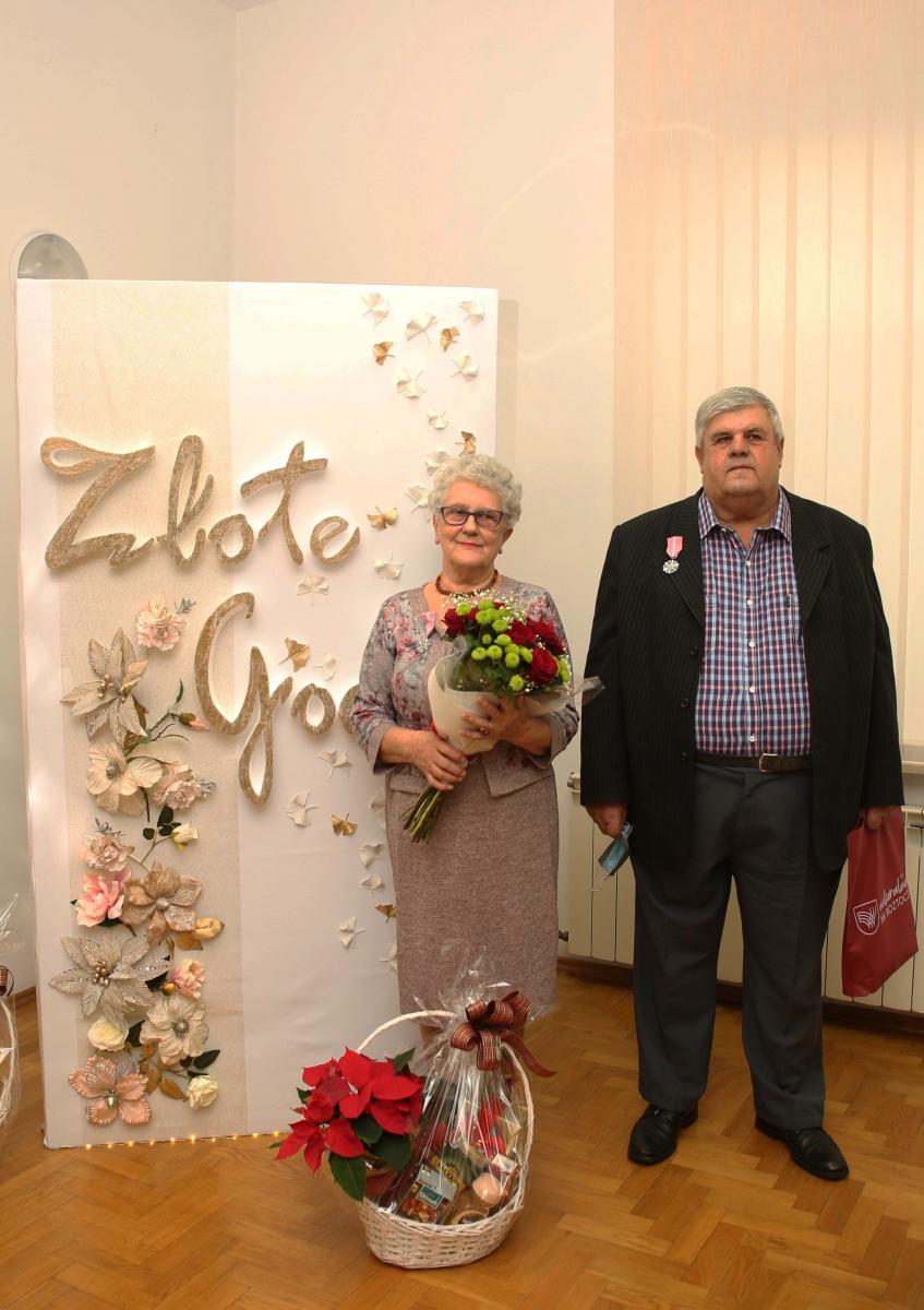 17 grudnia do sali narad UMiG Narol zaproszono 10 par, z tym że nie wszystkie jednocześnie. Każda otrzymała wyjątkowe odznaczenie przyznawane przez głowę państwa za staż małżeński, pamiątkowy dyplom i kwiaty. Na zdjęciu Franciszka i Roman Cisłowie z Narola<br/>fot.UMiG Narol