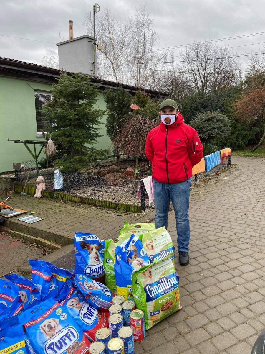 Działacze obu organizacji w przed ostatni dzień starego roku zawieźli do Schroniska dla Bezdomnych Zwierząt w Orzechowcach 152 kg karmy. <br/>fot.materiały organizatora