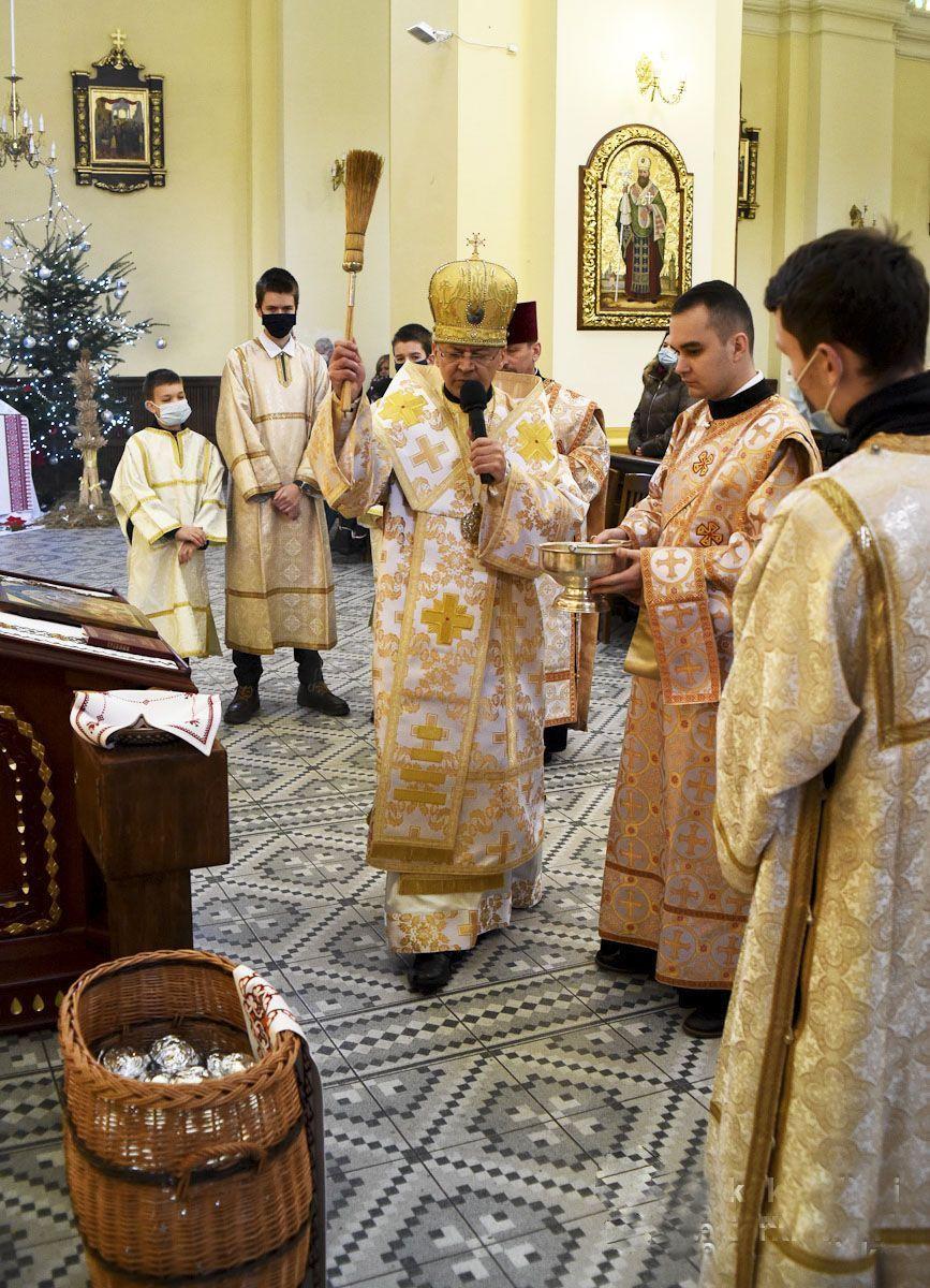 W niedzielę, 3 stycznia, abp Eugeniusz Popowicz poświęcił prosforę, którą wierni dzielili się przy wigilijnym stole.<br/>fot.cerkiew.org