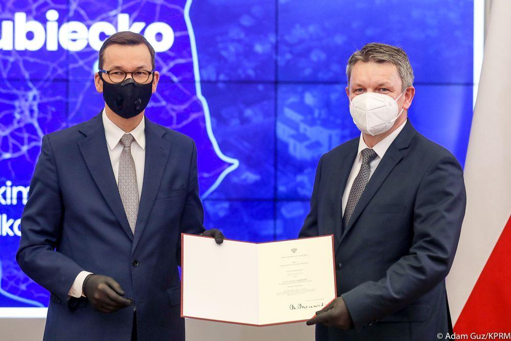29 grudnia 2020 r. Wójt Jacek Grzegorzak odbiera z rąk premiera Mateusza Morawieckiego akt nadania Dubiecku statusu miasta. <br/>fot.Adam Guz KPRM