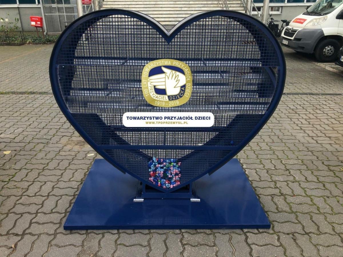 Koszt wykonania jednego pojemnika w zależności od wielkości waha się od 1 tysiąca do 2,5 tys. zł. Każdy z nas może wesprzeć zbiórkę pieniędzy na kolejne serca dla Przemyśla (https://zrzutka.pl/g9ph3v)!