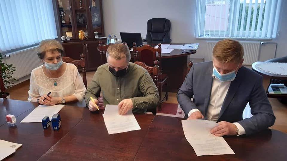 Podpisanie umowy na wykonanie hali odbyło się 10 grudnia, prace mają wystartować na początku 2021 roku.<br/>fot.UG Zarzecze
