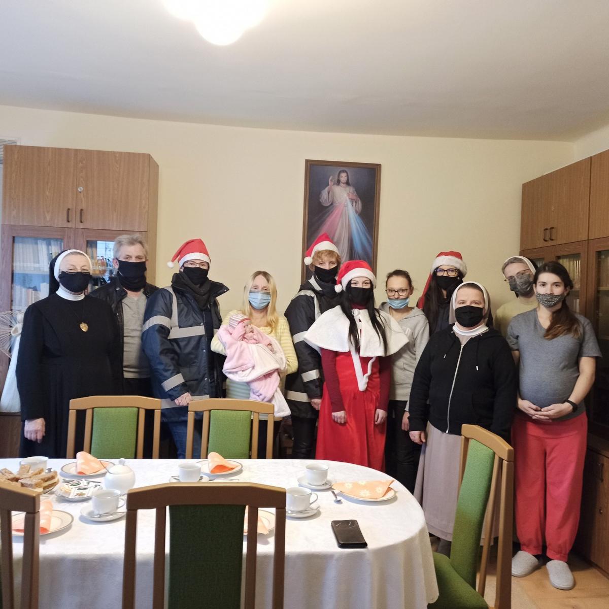 Przedświąteczne dary pracownicy Wód Polskich przekazali na ręce siostry Hiacynty Popiel, kierownik placówki.<br/>fot.ze zbiorów własnych