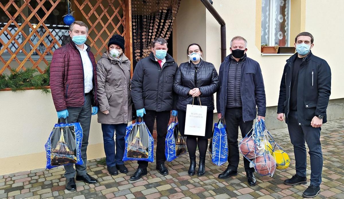 Przemyska delegacja z przygotowanymi paczkami świątecznymi.<br/>fot.ze zbiorów własnych
