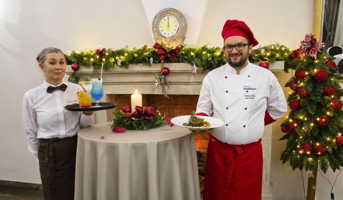 Szef kuchni z Restauracji Zamkowej w Krasiczynie Maciej Gołdyn i barmanka Bożena Bartnicka.<br/>fot.Kamil Jacek Zarański