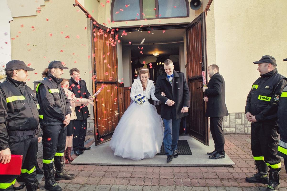 Druhowie z jednostki OSP Mirocin zrobili specjalny szpaler, kiedy para młoda wychodziła z kościoła. Obdarowali też małżonków pamiątkowym obrazkiem. <br/>fot.archiwum rodzinne