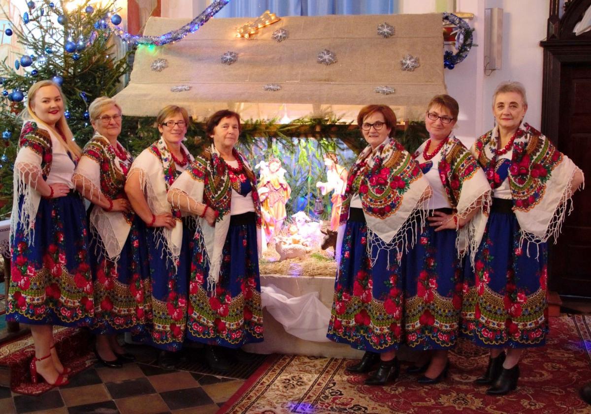 – Wszystkim czytelnikom „Życia Podkarpackiego” składamy życzenia spokojnych, zdrowych świąt Bożego Narodzenia – w tym roku wyjątkowo w gronie najbliższej rodziny. Naszym koleżankom z kół gospodyń wiejskich życzymy dużo pomysłów na przyszły rok i zachęcamy do aktywnego działania – winszują gospodynie
