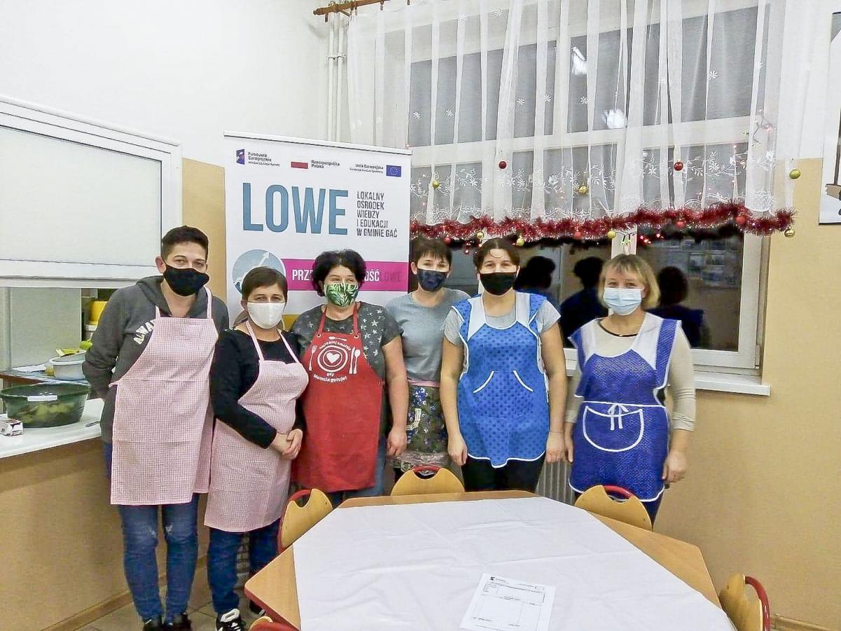 Gastronomia w LOWE połączyła przyjemne z pożytecznym i szlachetnym – wyroby powstałe na zajęciach trafią do potrzebujących z terenu gminy.<br/>fot.UG Gać