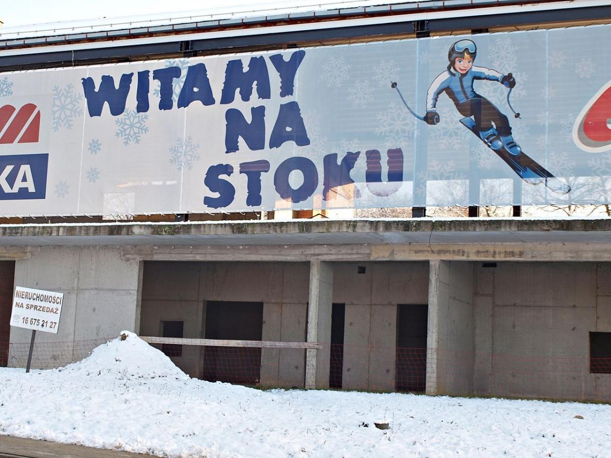 Bunkier od frontu został zakryty, ale nie da się ukryć, że wciąż nie ma pomysłu na jego zagospodarowanie lub pozbycie się. <br/>fot.Mariusz Godos