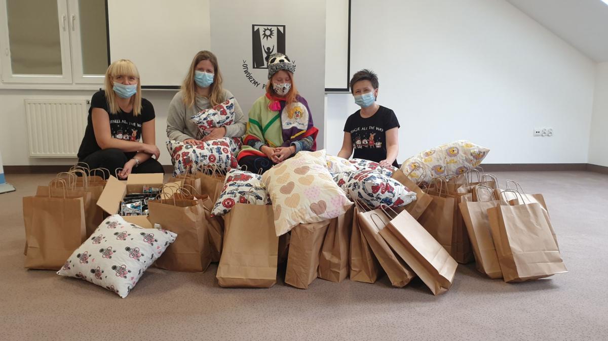 Pandemia nie przeszkodziła wolontariuszom „Dra Clowna” w dostarczeniu małym pacjentom przemyskiego szpitala i podopiecznych jarosławskiego PSONI świątecznych podarków.<br/>fot.materiały fundacji