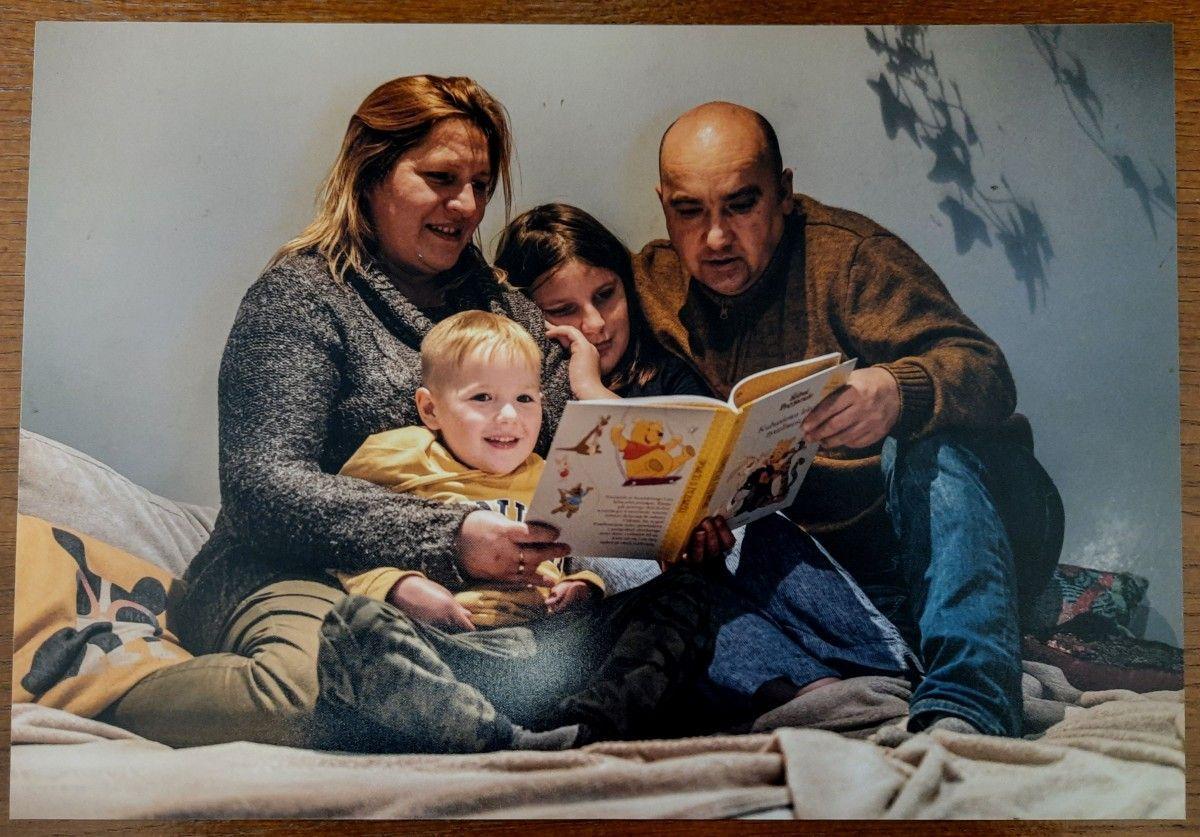 Rodzina Gołkowskich podczas wspólnego czytania.<br/>fot.z domowego archiwum