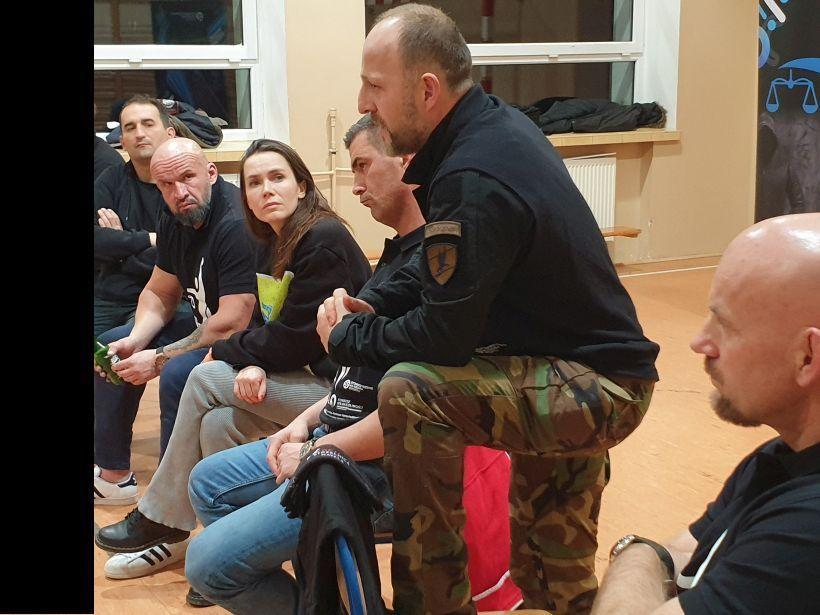 Michał Koterski, Olga Bołądź, Artur Siódmiak, Tomek Oświeciński, Patryk Zaborowski oraz Paweł Mateńczuk pseudonim Naval spotkali się z wychowankami lubaczowskiego ośrodka 7 grudnia.<br/>fot.materiały MOW Lubaczów