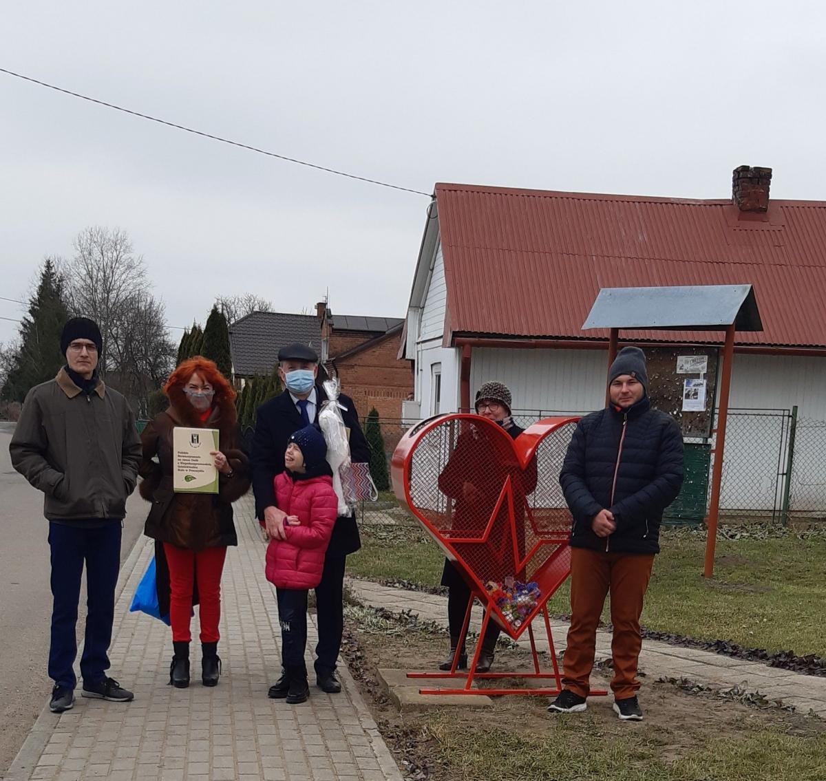 Uroczyste otwarcie nakrętkowej akcji w Kalnikowie miało miejsce 8 grudnia br. Od lewej: Mirosław Melnyk, wiceprzewodnicząca zarządu przemyskiego koła Beata Gumienny, wójt gminy Stubno Ryszard Adamski, Justyna Foryś, sołtys Zofia Czerwonka, Orest Jamrozy. <br/>fot.materiały organizatora