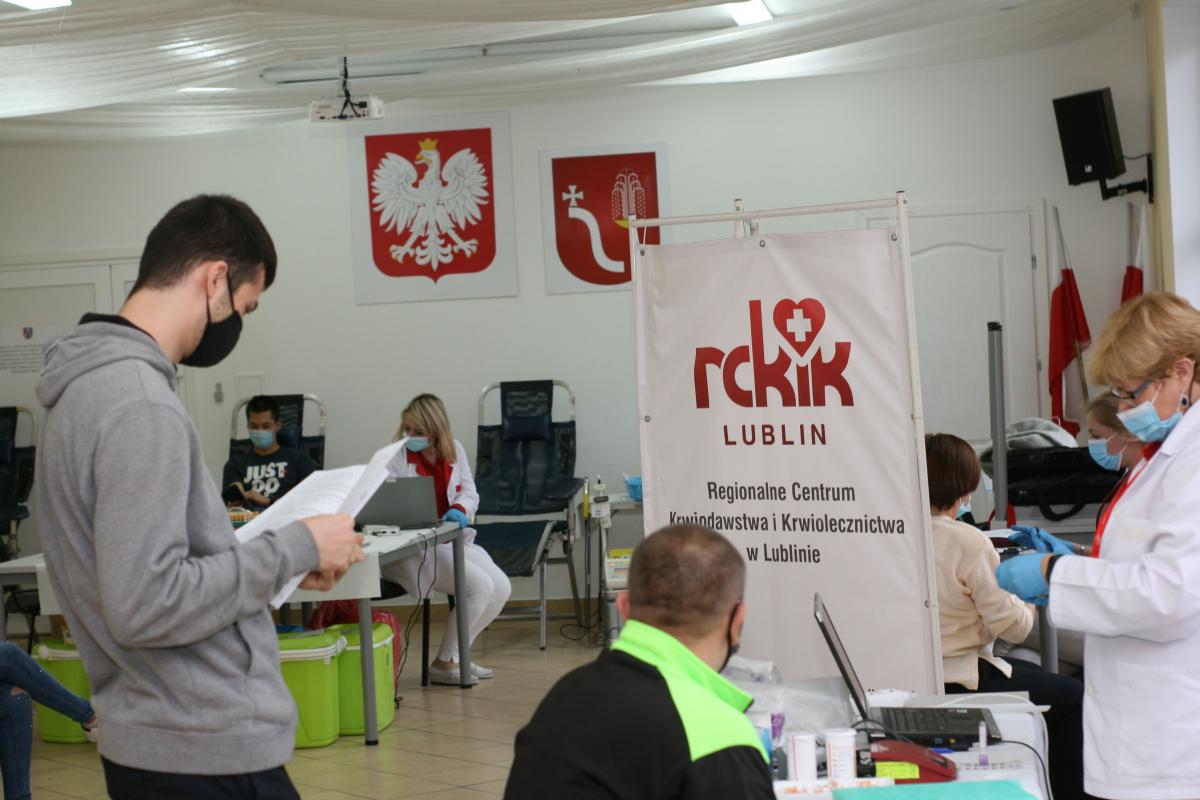 Ostatnia mikołajkowa akcja zbiórki krwi w Horyńcu-Zdroju to 54 rejestracje
i 44 donacje. Krew oddało m.in. kilkoro ozdrowieńców, których osocze pomoże leczyć chorych na COVID-19.
<br/>fot.materiały organizatora