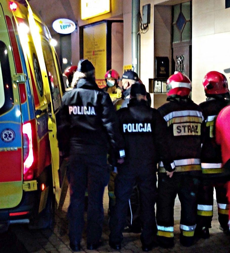 Moment wyprowadzenia przez policję ojca 5-letniego chłopczyka.<br/>fot.Mariusz Godos