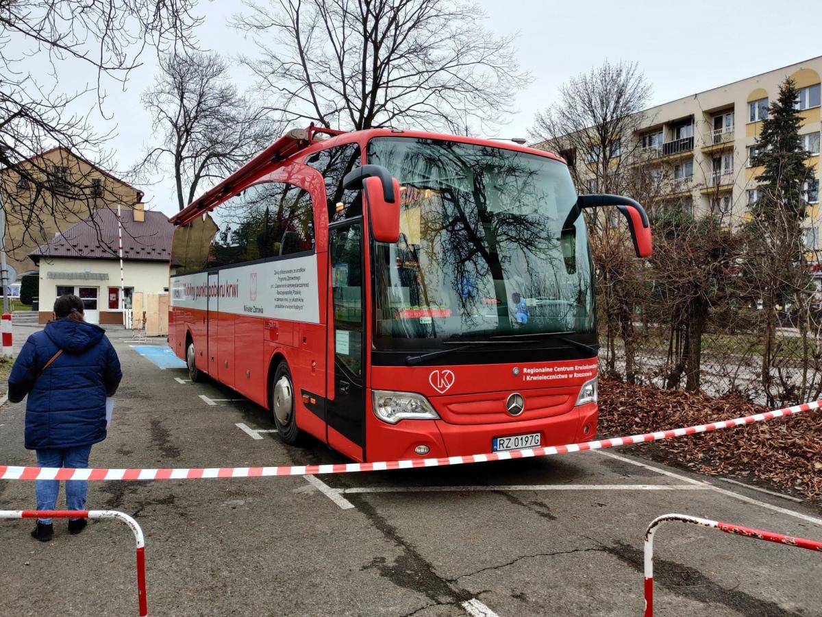 Krwiobus stał na dziedzińcu COM kilka godzin dłużej niż pierwotnie zakładano.<br/>fot.Starostwo Powiatowe w Jarosławiu