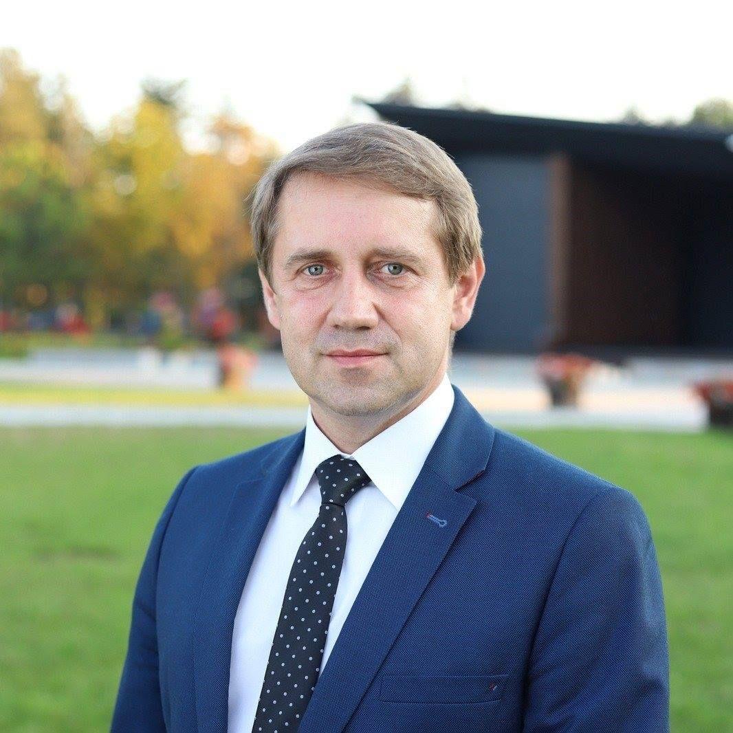  Wójt R. Serkis: – Gmina jest właścicielem spółki, a co za tym idzie, mamy wgląd w finansowanie tego przedsięwzięcia w całości i chcemy to tak prowadzić, żeby opłaty za wywóz odpadów były na stabilnym poziomie, akceptowalnym dla mieszkańców.<br/>fot.FB/Robert Serkis