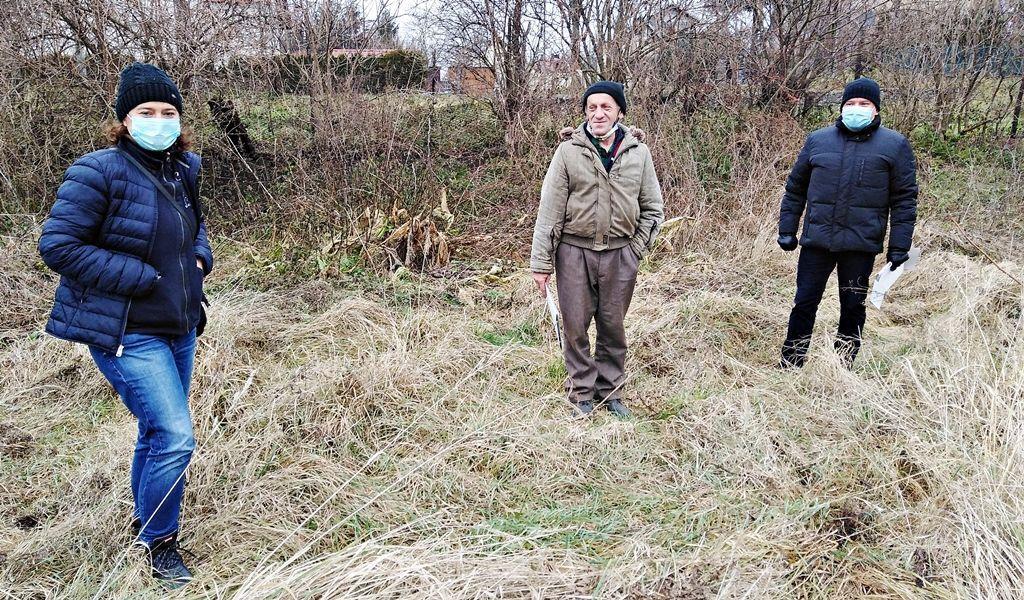 .: Przemyślanin Janusz Galiczyński (w środku) nie ustaje w poszukiwaniach zapomnianych ofiar wojen. Z lewej przedstawicielka Fundacji „Pamięć” z Siemianowic Śląskich Katarzyna Pater, z prawej przemyski radny Andrzej Berestecki (PiS).<br/>fot.ze zbiorów własnych