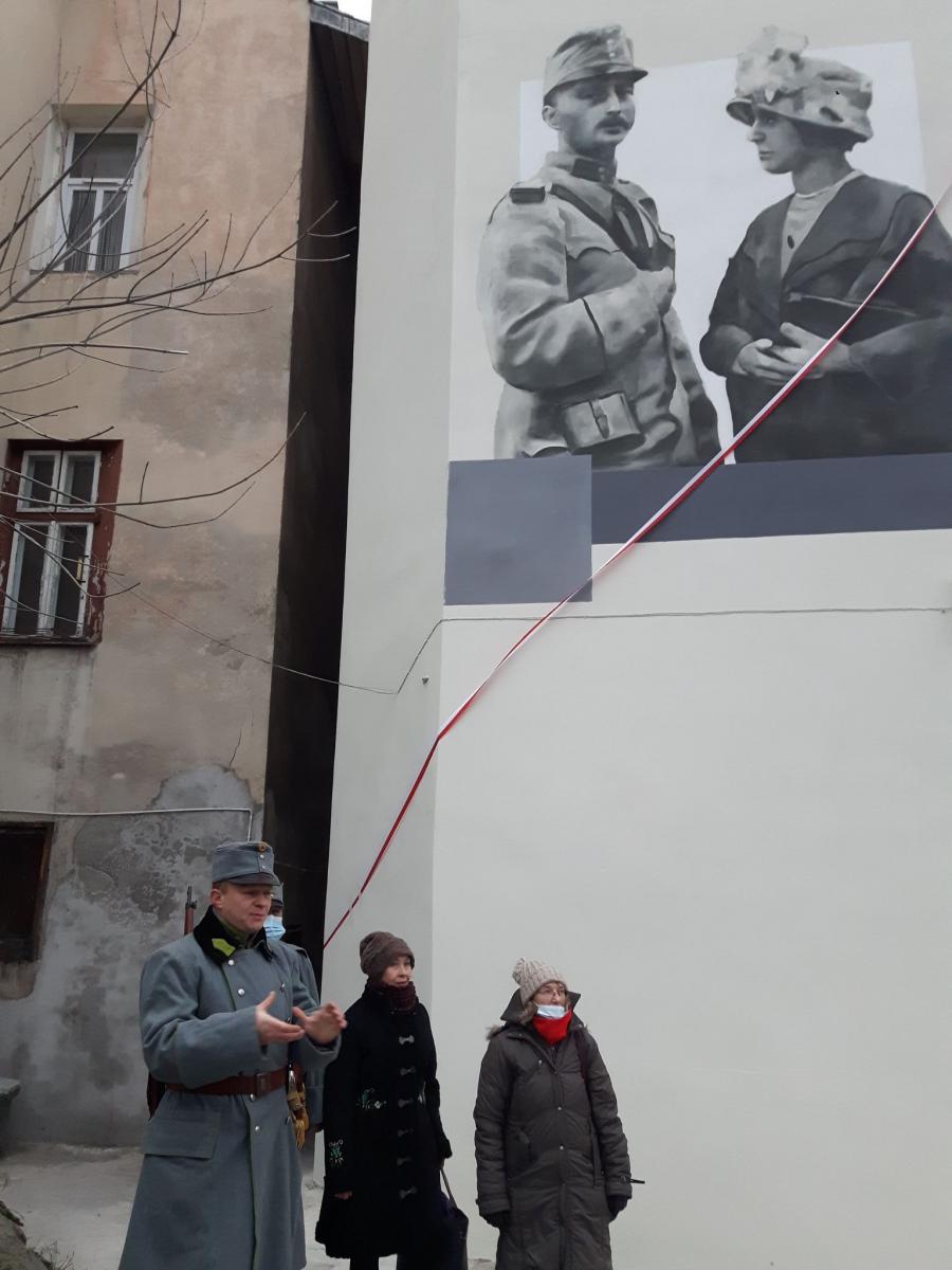 Oficjalnego odsłonięcia dokonali ci, którzy dołączyli się do internetowej zbiórki pieniędzy, czyli m.in. mieszkańcy ulicy Smolki.<br/>fot.ze zbiorów własnych