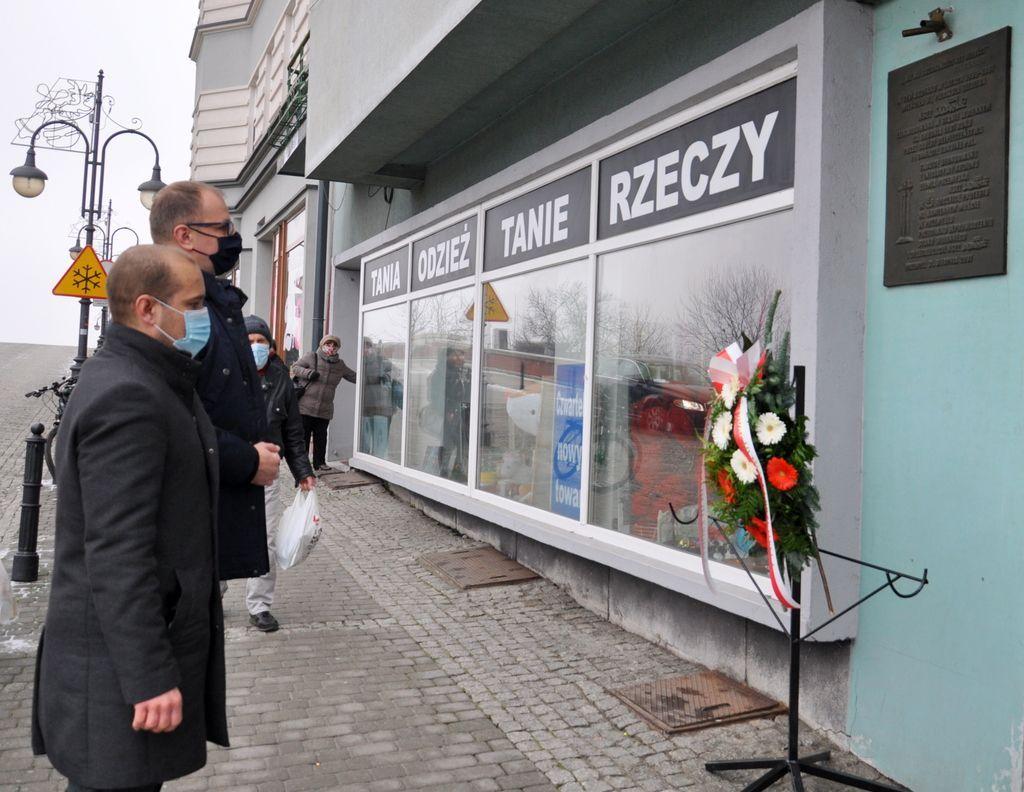11 grudnia br., dwa dni przed rocznicą ogłoszenia stanu wojennego, hołd jego ofiarom  oddali prezydent miasta Przemyśla Wojciech Bakun oraz przewodniczący Rady Miejskiej w Przemyślu Maciej Kamiński.<br/>fot.UM Przemyśl