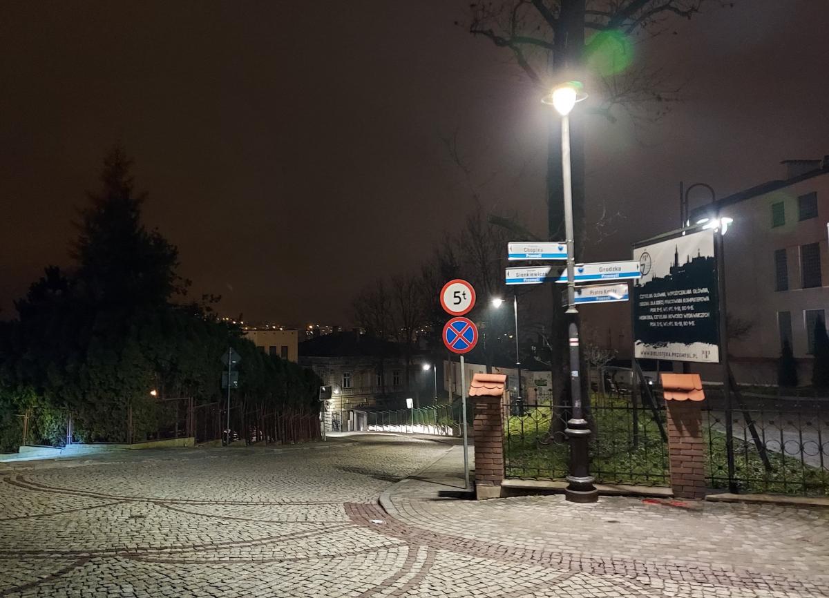 W tym roku zmieniono oświetlenie przy ul. Słowackiego, Sienkiewicza i Waygarta. W latach wcześniejszych wymiany doczekało się 31 opraw przy ulicy Lwowskiej.   <br/>fot.Aleksandra Nowotyńska