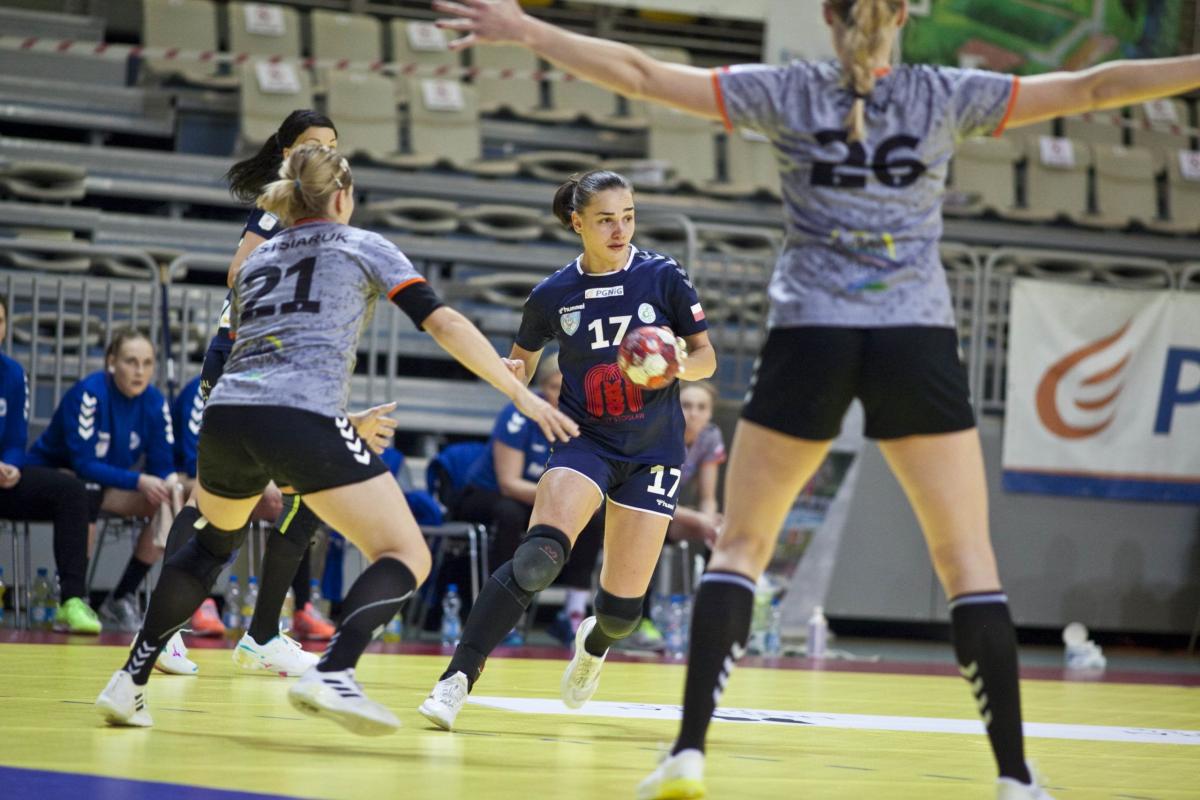 W akcji Natalia Volovnyk, która zdobyła dla swojego zespołu dwie bramki.<br/>fot.PGNiG Superliga Piłki Ręcznej Kobiet