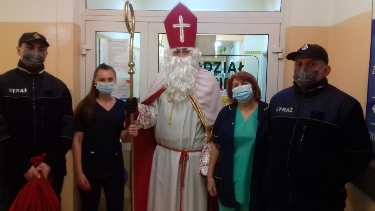 Strażacy z OSP w Mirocinie tradycyjnie udali się z mikołajkowymi paczkami do szpitala w Przeworsku i Jarosławiu, by sprawić niespodziankę małym pacjentom przebywającym na oddziałach dziecięcych. 

<br/>fot.ze zbiorów własnych