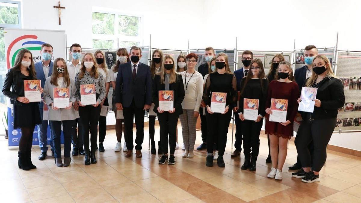 Dyrektor ZS w Lubaczowie Andrzej Nepelski i stypendyści uhonorowani w ramach programu Stypendia św. Mikołaja. Finansowe wsparcie w wysokości 2 tys. zł otrzymało w tym roku 19 osób, a jedno dodatkowe stypendium o wartości 3 tys. 100 zł ufundował współpracujący z Fundacją Świętego Mikołaja Komitet Pom