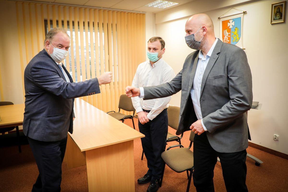 W urzędzie marszałkowskim nagrodzono najbardziej aktywne koła pszczelarskie na Podkarpaciu. W gronie wyróżnionych są pszczelarze ziemi dubieckiej. Nagrodę w imieniu Rejonowego Koła Pszczelarzy Ziemi Dubieckiej z rąk marszałka P. Pilcha odebrał prezes organizacji Andrzej Hruścicki.
 
<br/>fot.Urząd M
