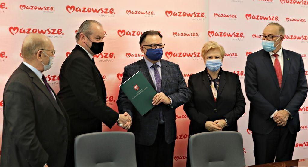 Tuż po podpisaniu umowy. Od lewej: członek zarządu powiatu przemyskiego Ryszard Gołębiowski, wicestarosta przemyski Marek Kudła, marszałek województwa mazowieckiego Adam Struzik, członek zarządu województwa mazowieckiego Elżbieta Lanc oraz poseł PSL Mieczysław Kasprzak.<br/>fot.Starostwo Powiatowe w