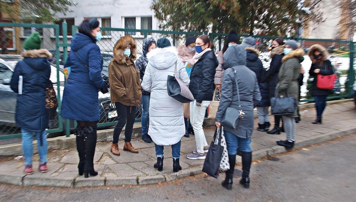 Pod bramą przedszkola natychmiast pojawili się rodzice najmłodszych.<br/>fot.Mariusz Godos