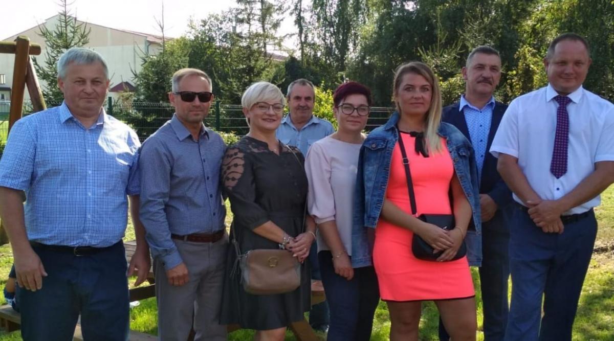 Klub Radnych Gminy Medyka „Razem” został założony 13 czerwca br. Liczy 8 osób. Drugi z lewej nowy przewodniczący Rady Gminy w Medyce Mariusz Gumienny.<br/>fot.ze zbiorów własnych