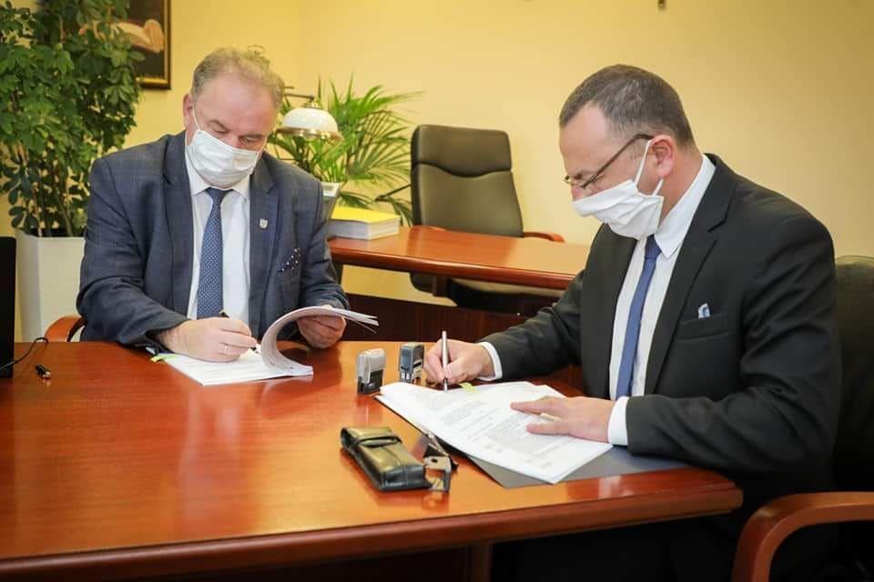 Umowę na dofinansowanie inwestycji m.in. w Kosienicach wójt gminy Żurawica Tomasz Szeleszczuk (z prawej) podpisał z wicemarszałkiem województwa podkarpackiego Piotrem Pilchem.<br/>fot.ze zbiorów własnych
