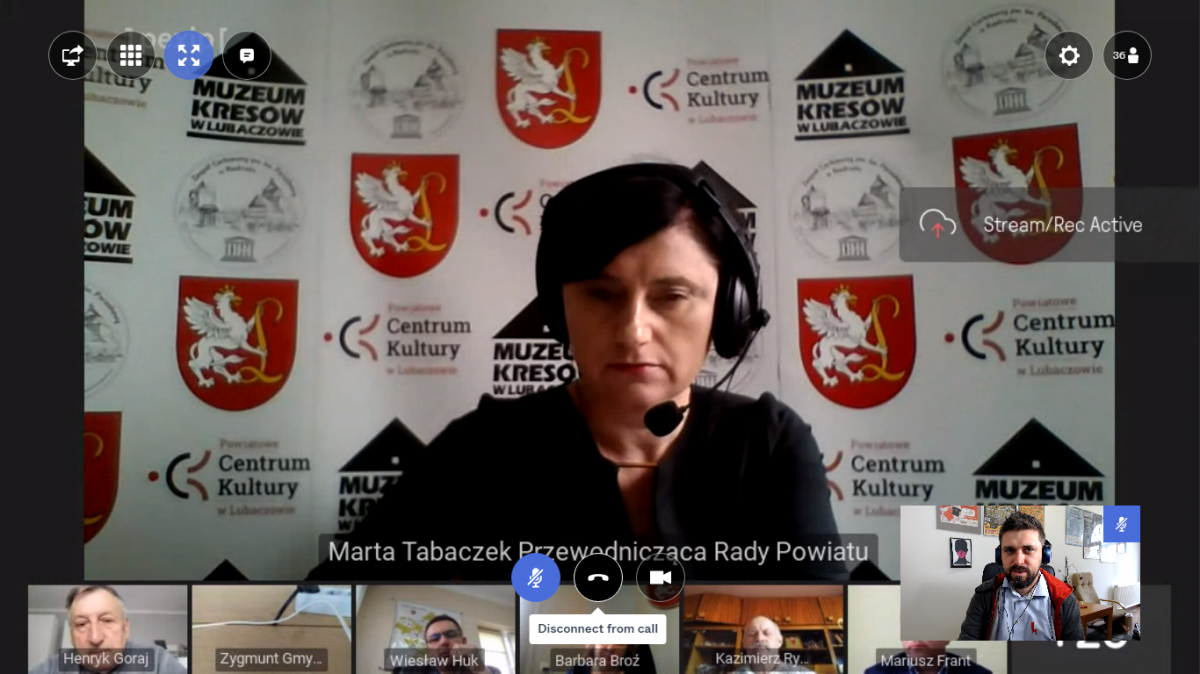 – Nie tędy droga. Widzieliśmy filmiki – pan Marcin był ich przewodnikiem, prowokował młodych ludzi do tego, aby taka sytuacja miała miejsce. Jego zachowanie nie znajduje żadnego usprawiedliwienia – powiedziała m.in. podczas swojego wystąpienia przewodnicząca Rady Powiatu Lubaczowskiego Marta Tabacze