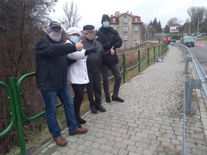 Wiele lat trwały zabiegi mieszkańców ulic 3 Maja i Jana III Sobieskiego o montaż barierek ochronnych, oddzielających chodnik od niebezpiecznego uskoku.<br/>fot.ze zbiorów własnych