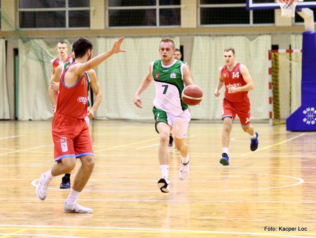 Cezary Gumiński (z piłką) w ponad 23 minuty przebywania na parkiecie zdobył 21 punktów, zebrał 5 piłek, zaliczył 6 asyst i 6 razy ukradł piłkę rywalowi.<br/>fot.Kacper Loc